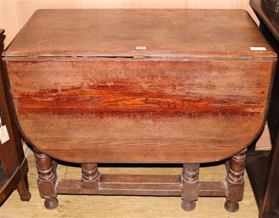 An oak gateleg table, W.92cm